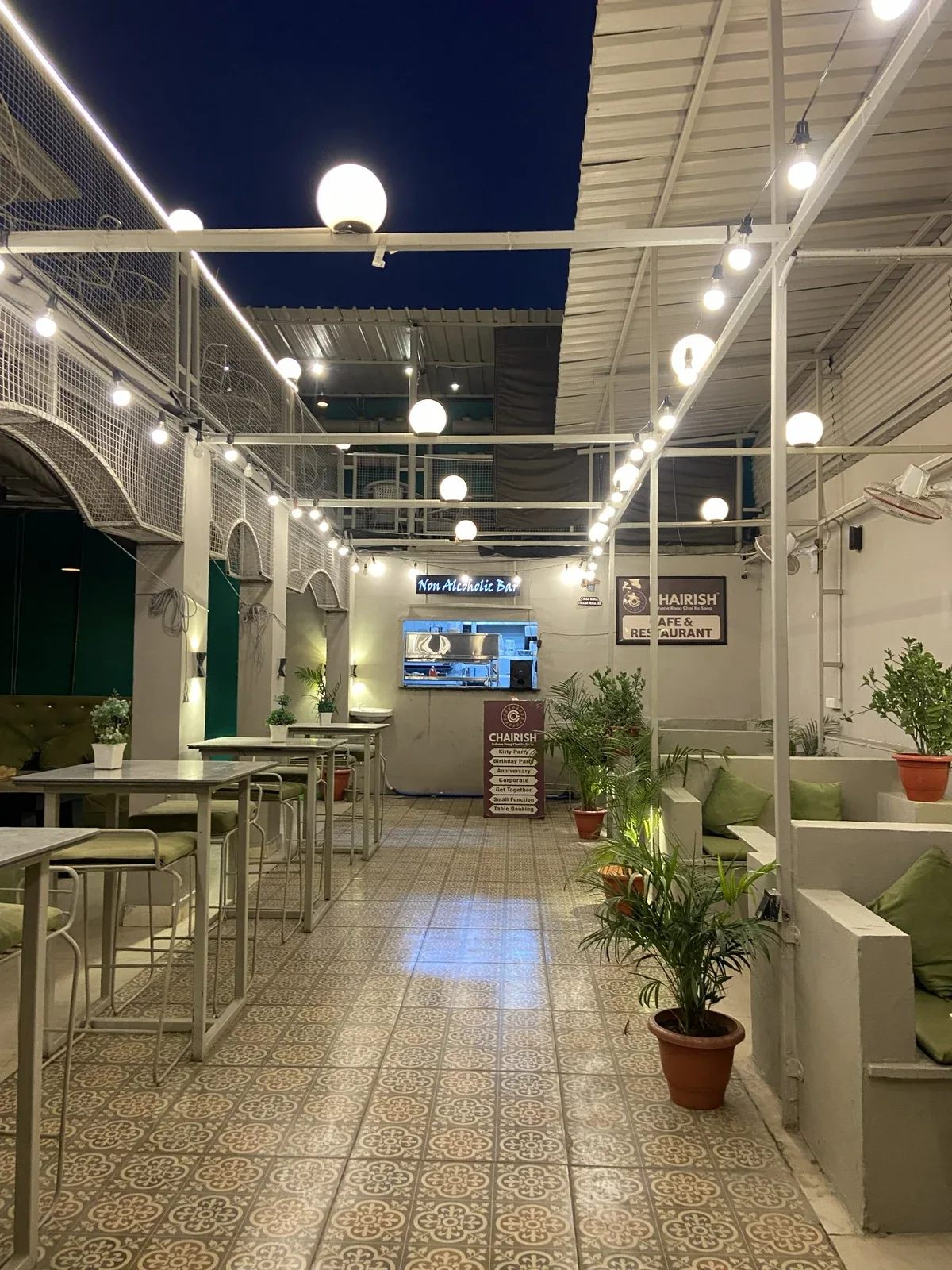 Central rooftop passage and dining area at Chairish Cafe